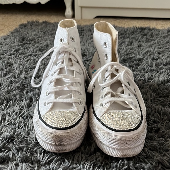 White converse that are bedazzled size 5 - Picture 6 of 9